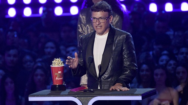 Režisér Anthony Russo přebírá cenu MTV za nejlepší film, kterým hlasující zvolili Avengers: Endgame (15. června 2019).