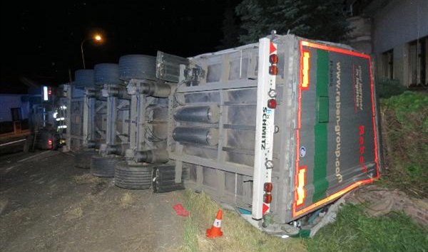 Kamion v Lp na Hradecku blokoval silnici I/35 (14. 6. 2019).