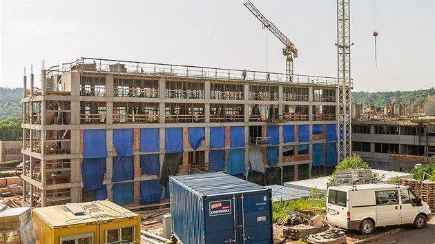 V Oblastn nemocnici v Nchod dlnci buduj dv nov budovy (11. 6. 2019).