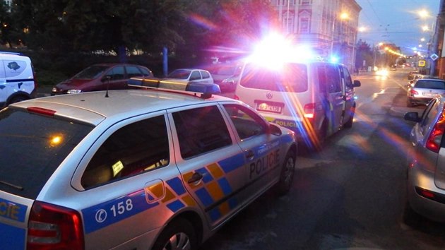 Policist proetuj nehodu v Plzni, pi kter se zranila dvka. Ta vypadla z jedoucho vozidla.