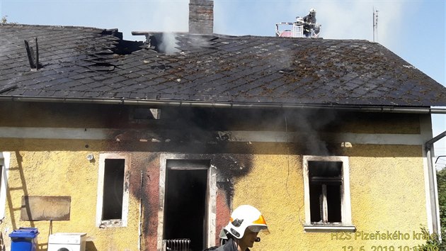 S porem rodinnho domu v jezdu Sv. Ke na Domalicku ve stedu dopoledne bojovalo nkolik hasiskch jednotek. 