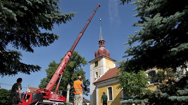 Kostel sv. Petra a Pavla v Dolní Lukavici na Plzeňsku přišel o báň. Potrvá zhruba dva roky, než ji opravenou vrátí zpět. (14. 6. 2019)