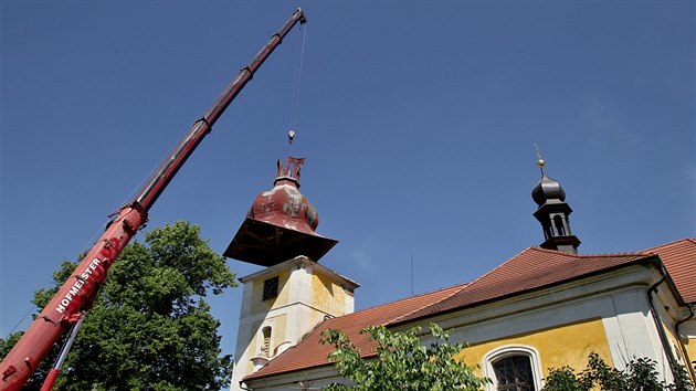 Kostel sv. Petra a Pavla v Doln Lukavici na Plzesku piel o b. Potrv zhruba dva roky, ne ji opravenou vrt zpt. (14. 6. 2019)