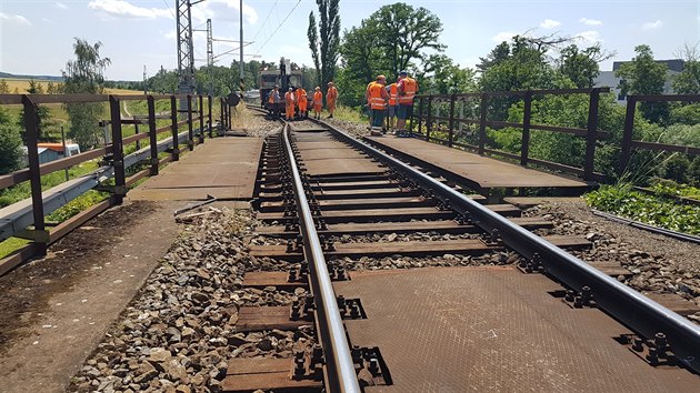 Kvli naruen statice konstrukce elezninho mostu byl zastaven provoz na trati z Chluman do Doban. (18. 6. 2019)