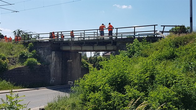 Kvli naruen statice konstrukce elezninho mostu byl zastaven provoz na trati z Chluman do Doban. (18. 6. 2019)