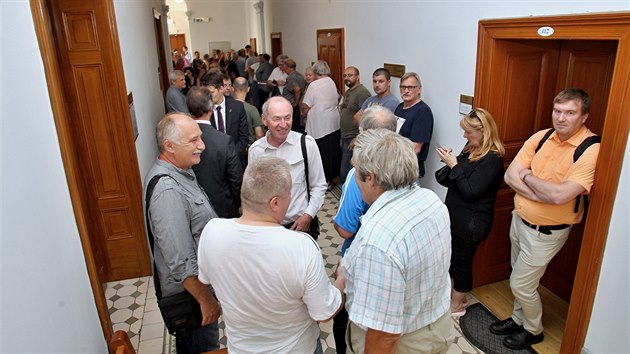 Krajský soud v Plzni začal projednávat konkurz hutí a kováren Pilsen Steel. Do jednací síně přišli nejen zástupci věřitelů, ale také desítky zaměstnanců a odborářů. (19. 6. 2019)