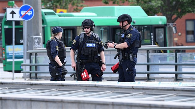 Švédští policisté před nádražím v Malmö, kde postřelili nebezpečného muže (10. června 2019)