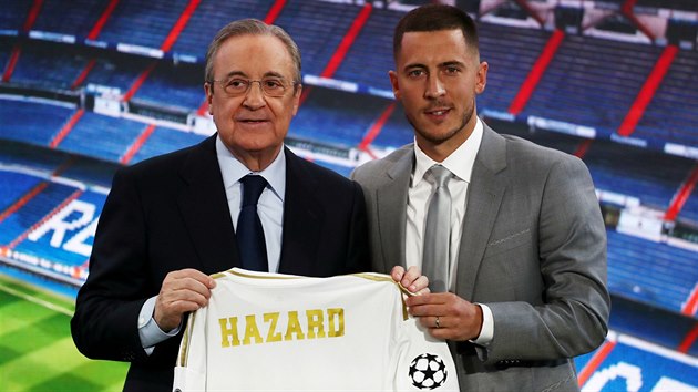 JE TO ZLAŤÁK. Belgický fotbalista Eden Hazard pózuje s dresem svého nového klubu po boku Florentina Pereze, prezidenta Realu Madrid.