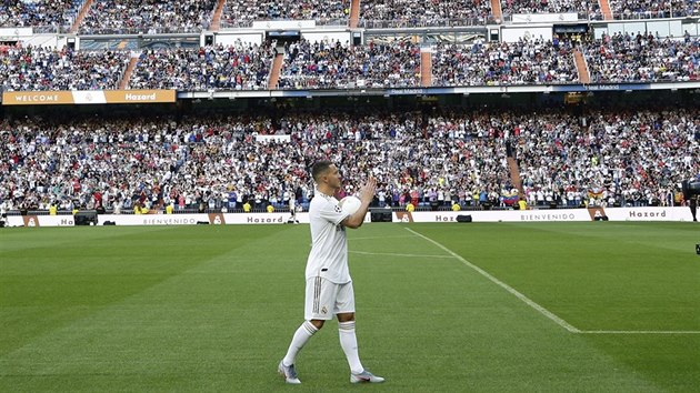 DK, E JSTE PILI! Eden Hazard, nov posila fotbalist Realu Madrid, dkuje fanoukm, kte se pili podvat na jeho oficiln pedstaven. Na tribunch sedlo piblin padest tisc lid.