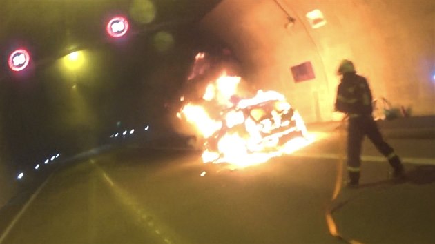 Auto hořelo přímo v Klimkovickém tunelu. (13.6.2019)