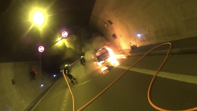 Auto hořelo přímo v Klimkovickém tunelu. (13.6.2019)