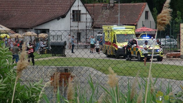 Na koupališti v Březiněvsi se topila šestiletá dívka, zachraňoval ji vrtulník. (12. června 2019)