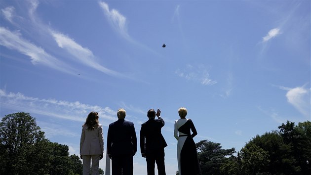 Prezident USA Donald Trump sleduje s polskm prezidentem Andrzejem Dudou pelet sthaek F-35 nad Blm domem ve Washingtonu. (12. ervna 2019)