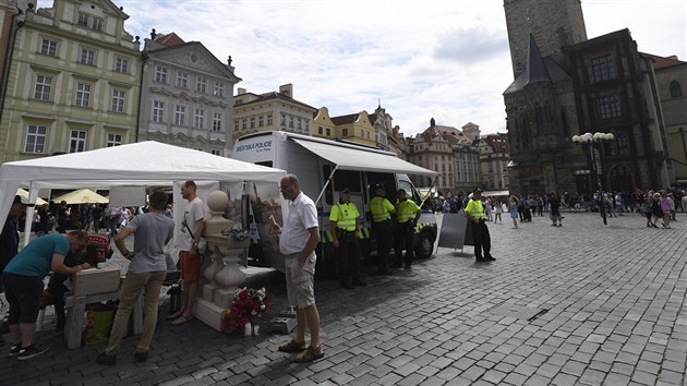 Členové Společnosti pro obnovu Mariánského sloupu stále neopustili místo na pražském Staroměstském náměstí, kde plánují vztyčit repliku původního sloupu ze 17. století. Ve stánku sbírají podpisy pod petici za postavení sloupu. (16. června 2019)