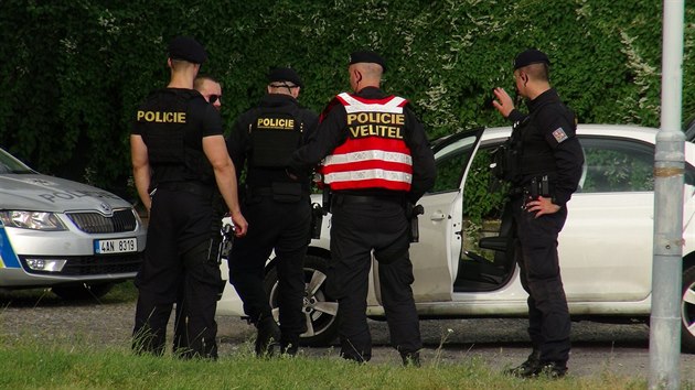 Policie zasahovala v praskch Tebonicch pot, co ji na sebe mu ve patnm psychickm stavu sm zavolal. (16. ervna 2019)