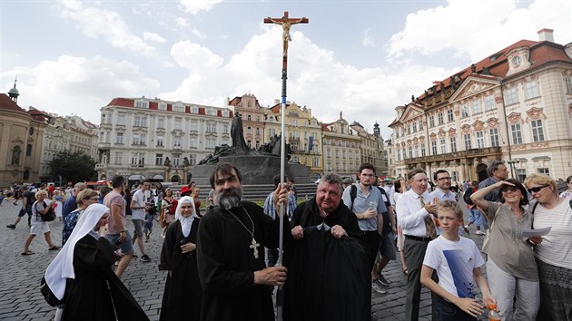 Na Staromstskm nmst v Praze probhalo od 16 hodin veejn shromdn za obnovu marinskho sloupu. (15. ervna 2019)