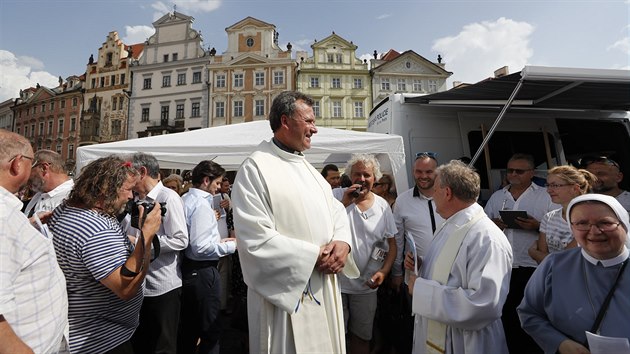 Na Staromstskm nmst v Praze probhalo od 16 hodin veejn shromdn za obnovu marinskho sloupu. (15. ervna 2019)