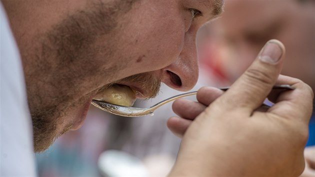 Pojdn jahodovch knedlk na as bylo jednou z atrakc jahodovho trhu 16. ervna 2019 v Liberci. Sout vyhrl Milo Janek, kter bhem sedmi minut sndl 44 knedlk.