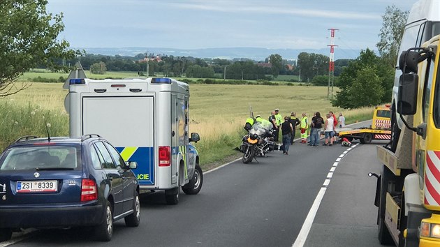 Jeden motocyklista zemřel a další tři se zranili po srážce s dodávkou na silnici I/38 u Hlízova na Kutnohorsku. (16.6.2019)