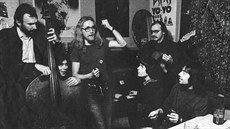 Petar Introvi� (uprost�ed) a Bluesberry v pra�ském hostinci Na Pískách zvaném...