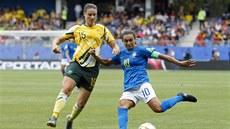 Brazilská fotbalistka Marta stílí pes australskou soupeku Emily Gielnikovou.