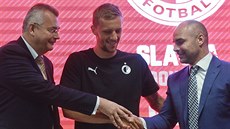 Pedseda pedstavenstva fotbalové Slavie Jaroslav Tvrdík (vlevo), záloník...