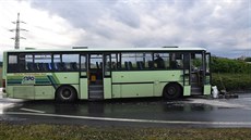Řidič autobusu narazil u Sokolova do kruhového objezdu.