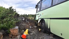 Řidič autobusu narazil u Sokolova do kruhového objezdu.