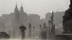 Turisty na Karlově mostě v Praze náhlá bouřka s průtrží mračen nepřekvapila....