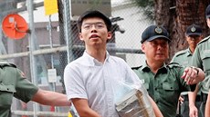 Nkdejí hongkongský studenský lídr Joshua Wong opoutí vzení. (17. ervna...