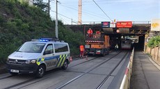 Trakční vedení v pražské Hostivaři poničil vysoký nákladní automobil. (10....