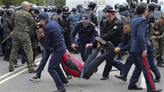 Volby doprovázely protesty, proti nim rázn zasahovala policie. (9. ervna...