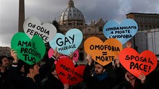 lenové LGBT komunity protestovali v prosinci 2012 na svatopetrském námstí.