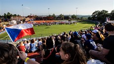 etí fanouci pozorují zahajovací ceremoniál mistrovství svta v softbalu.