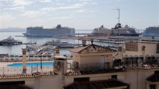 V přístavu ve městě Palma de Mallorca jsou zakotvené hned tři obří výletní lodě...