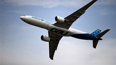 Airbus A330neo na 53. roníku International Paris Air Show na letiti Le...