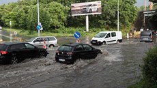 Blesková středeční záplava zaskočila řidiče na pražském Bohdalci. (12. června...