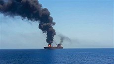 Hoící tanker v Ománském zálivu (13. ervna 2019)