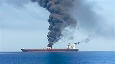 Hořící tanker v Ománském zálivu (13. června 2019)