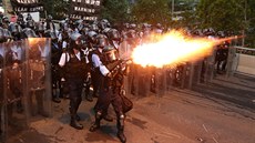Policisté stílí slzný plyn bhem demonstrací v Hongkongu.