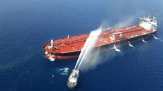 Íránské námořnictvo se snaží uhasit požár na tankeru v Ománském zálivu.