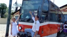 �Novoman�elé�, pí�e se na voze.