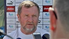 Plzeský trenér Pavel Vrba v rozhovoru s novinái na startu letní pípravy.