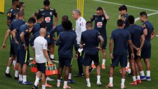 Brazilský trenér Tite promlouvá k hráčům na tréninku na stadionu Pacaembu v Sao...