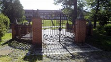 Brána do parku u zámku v Chotboi je poslední rok zamená.