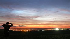 Noní svítící oblaka nad Jihlavou, jak je zachytil fotograf Petr Lemberk. Jde o...
