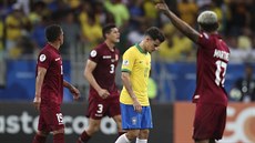 Zklamaný Brazilec Philippe Coutinho poté, co rozhodí neuznal jeho gól proti...