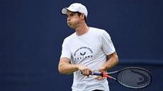 Andy Murray p�i tréninku v londýnském Queen´s Clubu.