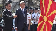 Premiér Andrej Babi v doprovodu severomakedonského pedsedy vlády Zorana Zaeva...