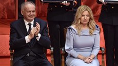 Konící slovenský prezident Andrej Kiska (vlevo) a jeho nástupkyn Zuzana...